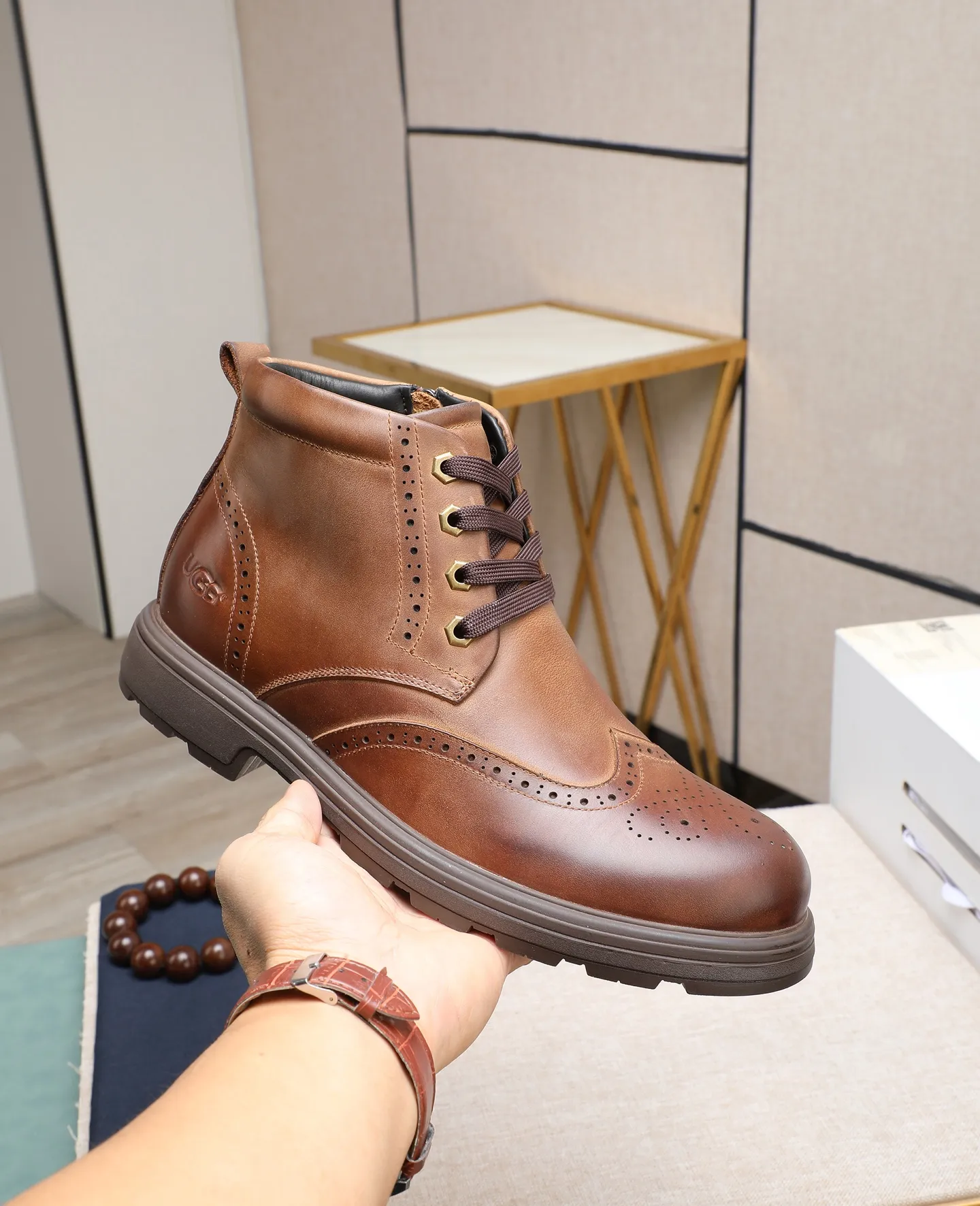 Men's shoes 💰640 (full genuine wool lining, 10% off for fake ones) Please pay attention to the quality of the original item and compare the thickness of the wool 🏮🏮 Popular UGG men's shoes from Australia's warm luxury brand, the official website is synchronized, Beckham men's style..., made of imported first-layer waxed cowhide, waxed toe cap, Australian real wool velvet lining Carefully sewn...Imported rubber Martin boots outsole (comfortable, soft, wear-resistant) The quality is really great...Exquisite workmanship, you won't be able to put it down at first sight, size 39-44 (customized in 45)